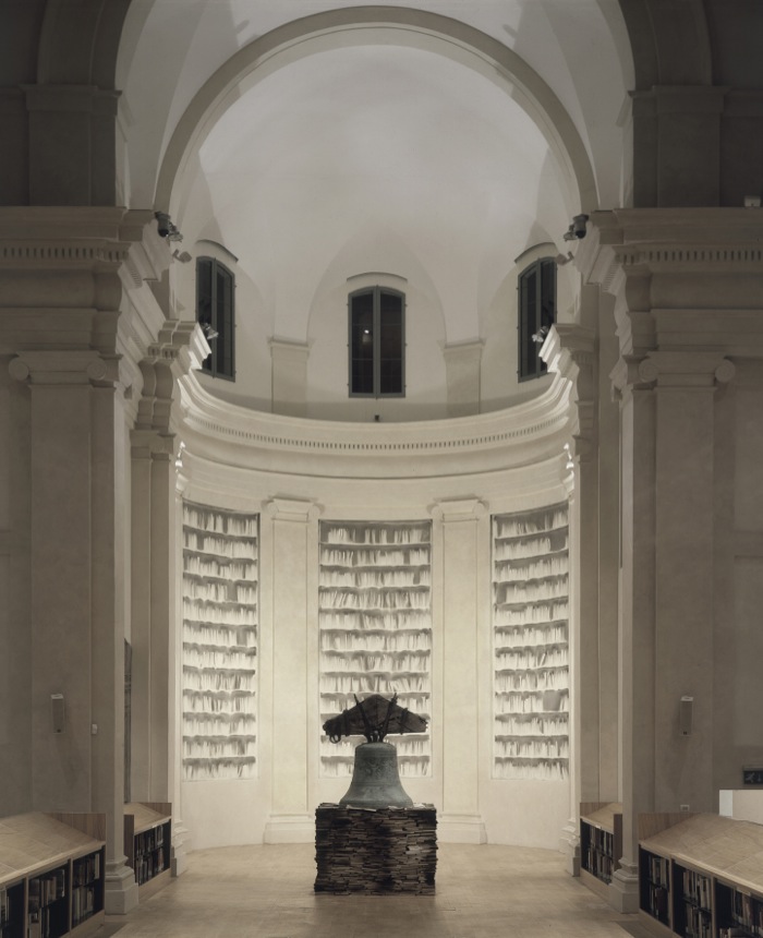 Claudio Parmiggiani Opere nel coro absidale della Biblioteca di San Giorgio in Poggiale Credits (foto di) Claudio Abate