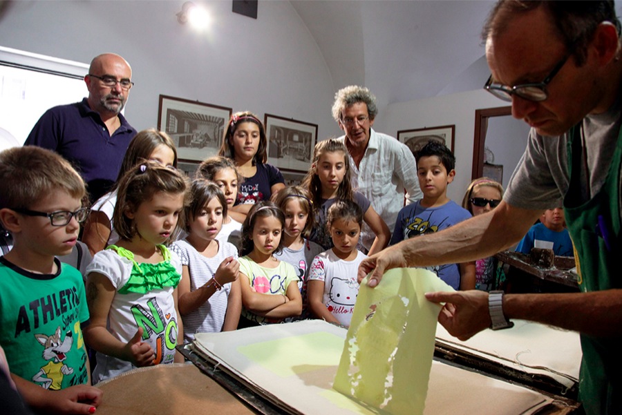 Mario Airò La memoria dell’elefante workshop dell’artista con i figli dei dipendenti del Gruppo Elica nell’ambito di E-STRAORDINARIO for Kids Fabriano, 2013 Foto: Stefano Menconi
