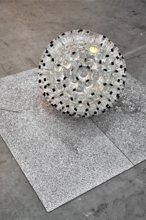 Alessandro Sciaraffa “Il suono in un bicchiere d’acqua riflesso sulla luna” ,   2013 bicchieri,   suono galleria Giorgio Persano,   Torino