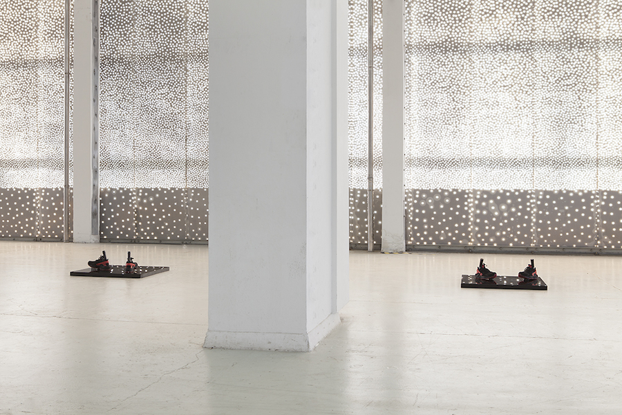 Gianandrea Poletta / Moonwalk / 2014 / Nike Air Huarache,   vibratori,   plexiglass,   legno / courtesy l'artista,   foto: Andrea Rossetti