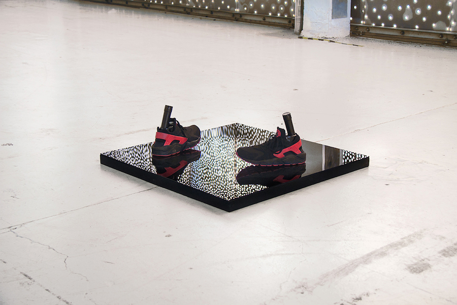 Gianandrea Poletta / Moonwalk / 2014 / Nike Air Huarache,   vibratori,   plexiglass,   legno / courtesy l'artista,   foto: Andrea Rossetti