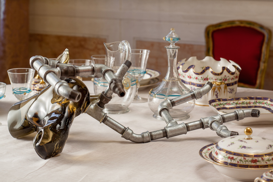 Jimmie Durham,   Vaguely Descriptive Smokey Glass with Steel Antlers vetro,   acciaio,   Venice - Objects,   Work and Tourism,   Fondazione Querini Stampalia,    Venezia 2015