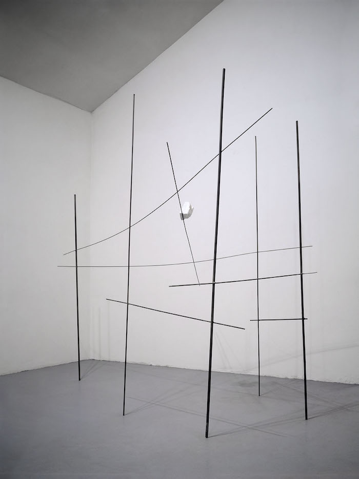 Paolo Icaro,   Esplosa,   1990,   acciaio,   gesso,   cm.290x167x386 cm(ph.M.Sereni) Courtesy l’artista e P420,   Bologna