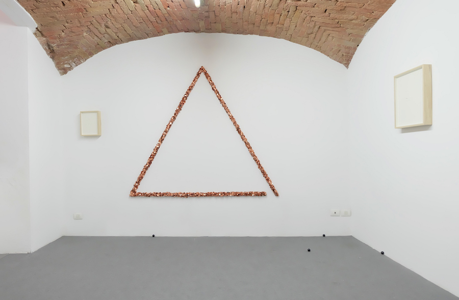 Marco Andrea Magni,   Chimica,   2015,   struttura triangolare in ferro smaltato,   magnete,   monete,   meteoriti ferrose 190 cm x 165 cm x 6 cm,   courtesy galleria FuoriCampo Siena