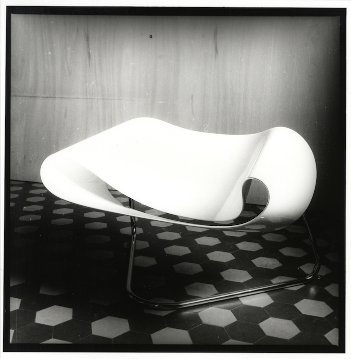 Cesare Leonardi e Franca Stagi, Nastro (Ribbon Chair), 1961. Vetroresina e acciaio, 72 x 99 x 69 cm.  Courtesy Archivio Architetto Cesare Leonardi. Foto Cesare Leonardi. 