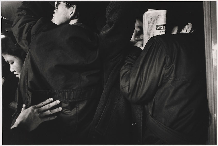 Yutaka Takanashi (Shinjuku, Giappone, 1935) Shinjuku Station, Shinjuku-ku, dalla serie “Toshi-e”, 1965 Shinjuku Station, Shinjuku-ku, from the series “Toshi-e”, 1965 Stampa ai sali d’argento/ Gelatin silver print 20,7 × 30,7 cm ©Yutaka Takanashi, courtesy | PRISKA PASQUER, Cologne