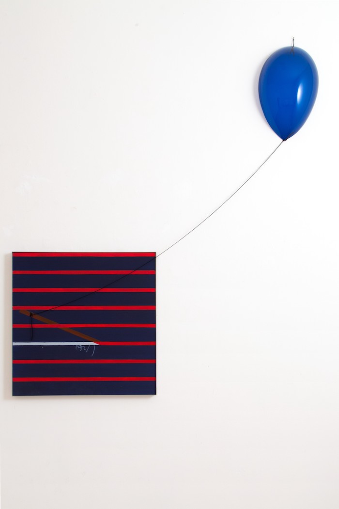 Aldo Mondino, Mondino 6 Sù (1966) acrilico e smalto su tela con palloncino, 80x80 cm + misura filo variabile – Galleria Spazia, Bologna