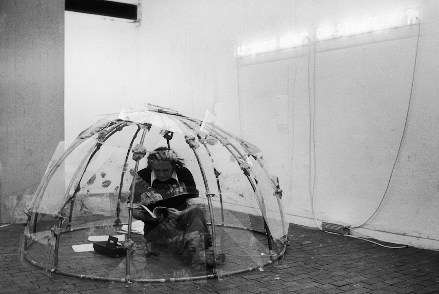 Mario Merz, Is space bent or straight, 1973 - Igloo in tubolare di ferro, mastice, vetri Ø cm 200  1973 Berlin Kunstmesse - photo Angelika Platen | Private collection