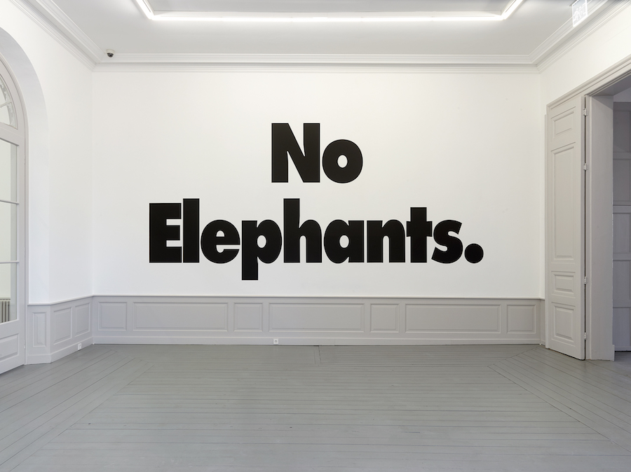 Haim Steinbach no elephants, 2008 Gefundener Text in mattem Vinyl an die Wand aufgetragen Privatsammlung Foto: Simon Voge