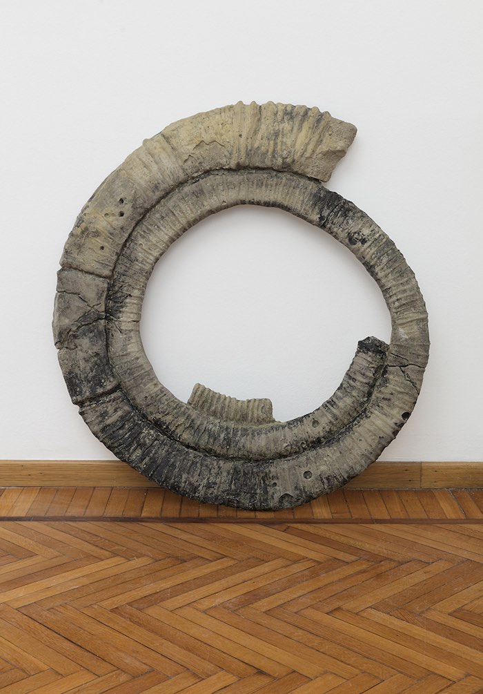 Federico Tosi - Ariel (Spirale), 2018 concrete and glue cm 100 diameter x 3  - Courtesy Monica De Cardenas, e i ph credits Andrea Rossetti