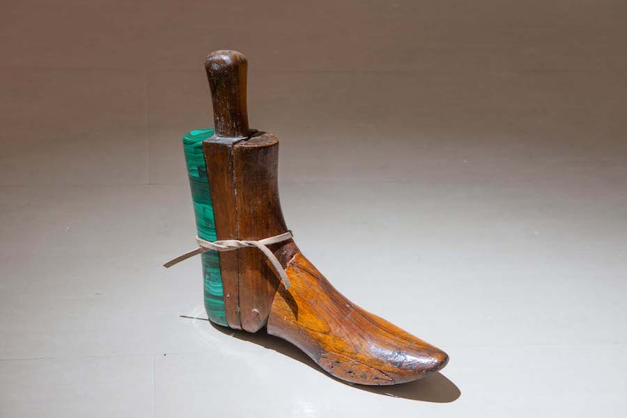 Giovanni Kronenberg, Senza Titolo, piede in legno, malachite, cm 33 x 26 x 5 ca- z2o Sara Zanin Gallery, Roma, ph. Giorgio Benni