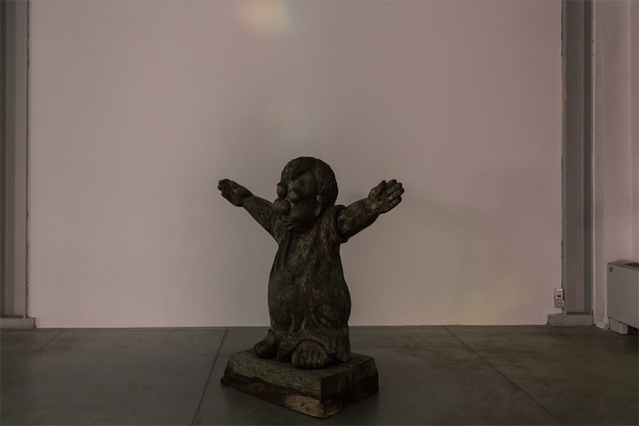 Diego Marcon,   Untitled (The dwarf),   2015,   Statua da giardino,   legno,   150x150x60 cm,   Foto: Edoardo Pasero,   Courtesy l'artista