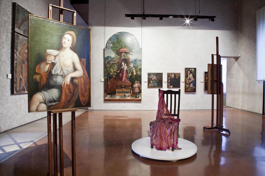 Barthi Kher,   In your absence,   2010,   sedia,   sari,   resina,   109x81x48 cm - Courtesy Collezione «Arte 2000» di Antonio Stellatelli
