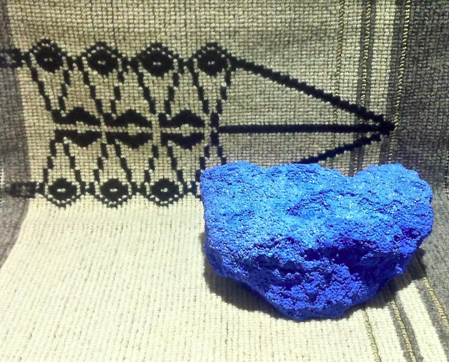 Ettore Favini,   Arazzo (Gneiss),   2016 (dettaglio) lino,   lana,   velluto,   Portland,   ossido di zinco,   silicato di sodio e alluminio blu