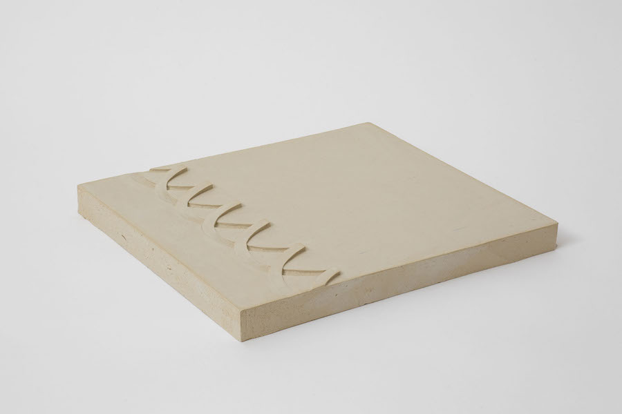 Anna-Bella Papp, Untitled, 2013, clay, 30.8 x 28 x 2.5 cm © the artist and Stuart Shave/Modern Art London copia