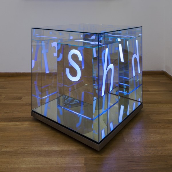 Brigitte Kowanz – Shift, 2016 (Objekt : Object – LEDs, Spiegel : LEDs, Mirror – B 70 cm, L 70 cm, H 70 cm – Photo- Tobias Pilz – © Bildrecht, Vienna 2017)