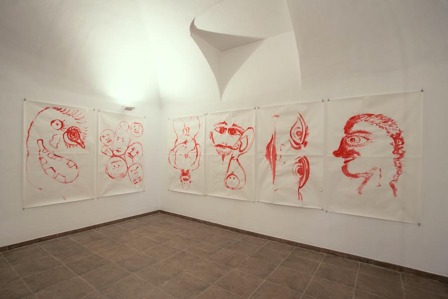 Stefano Arienti, Pennello rosso, 2012, tempera ed acrilico su carta da pacco, 7 fogli