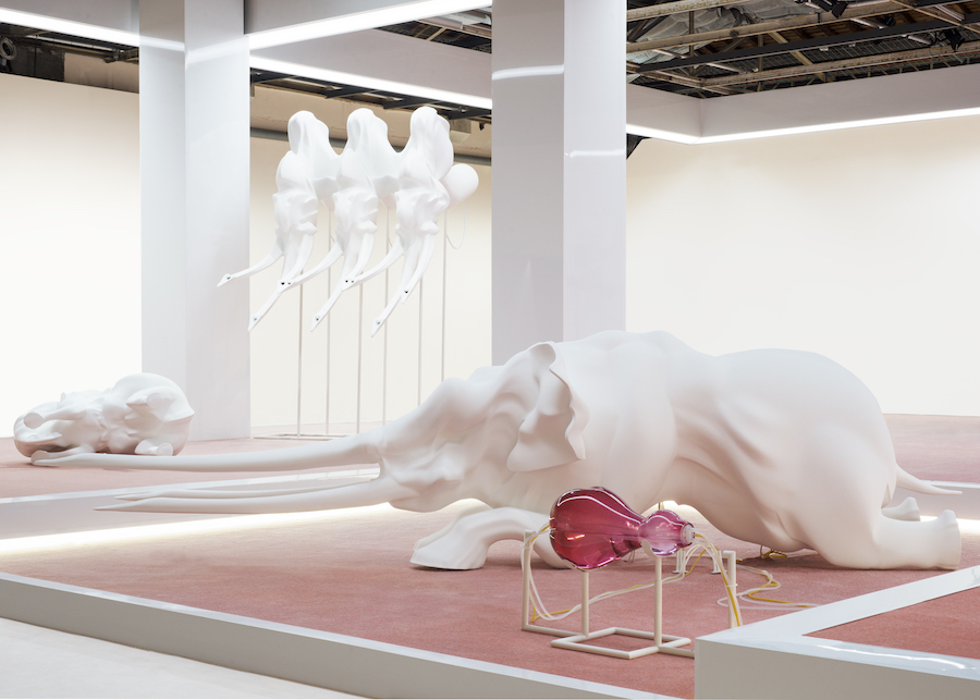 3_Marguerite Humeau, ECHO, 2016, a matriarch engineered to die, exhibition view, Palais de Tokyo, Paris, Polystyrene, white paint, acrylic parts, latex, silicone, nylon, glass artificial heart, water pumps, water, potassium chloride, powder-coated metal stand, sound, W 120,2 x L 449,6 x H 136,1 cm (including stand) + Glass Heart W 30 x L 60 x H 30 cm, Courtesy the Artist, C L E A R I N G New York/Brussels, DUVE Berlin