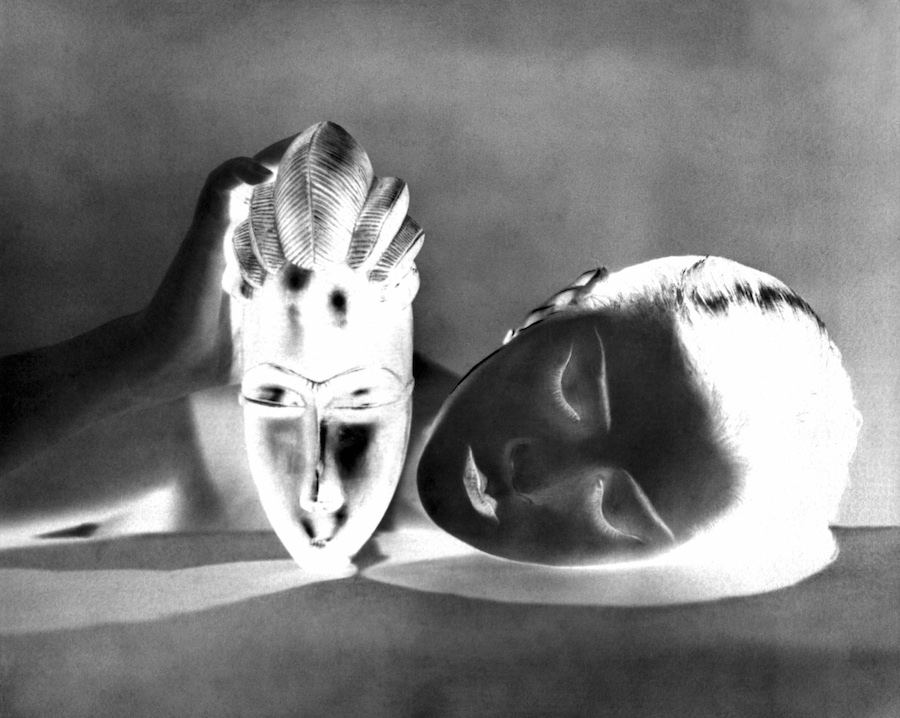 Man Ray (1890-1976) Noire et blanche,1926 Epreuve gélatino-argentique négative sur papier non baryté, 21 × 27,5 cm Paris, Centre Pompidou, musée national d'Art moderne  © Man Ray Trust  © Adagp, Paris, 2017. Cliché : Adagp Image Bank