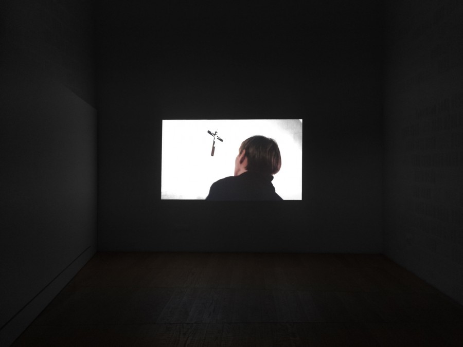 Filippo Berta, A nostra immagine e somiglianza - Video Proiezione, Exhibition view - Courtesy l’artista e Galleria Massimodeluca