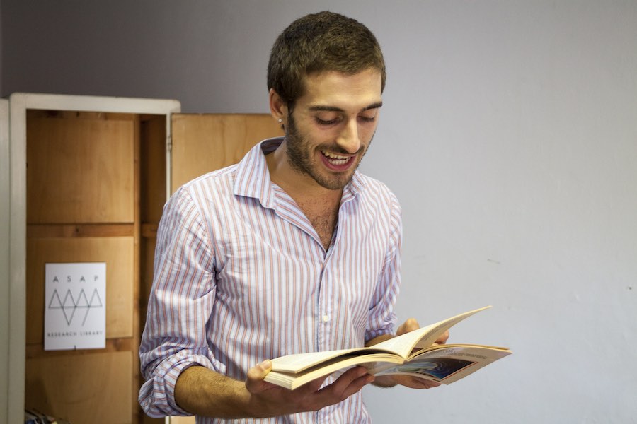 Alessandro Conti durante il reading di alcuni libri del fondo di ASAP (di Lia Cecchin)