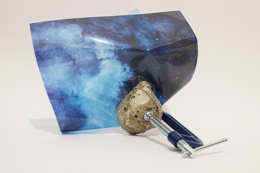 Federica Di Carlo, Fuori dal Blu, 2017, fossile di conchiglia, morsa e atmosfera-marina blu stampata su acetato, courtesy l'Artista
