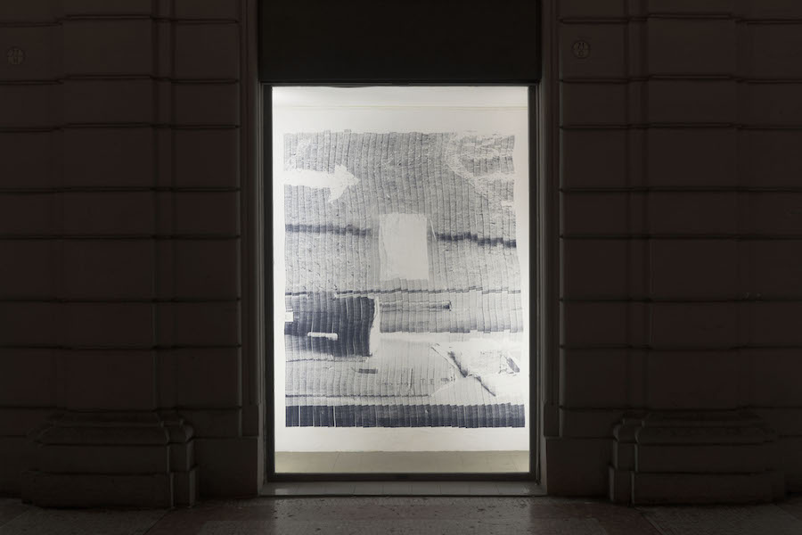  Rob Chavasse, Shutter (stampa a getto d'inchiostro su parete) - Installation view at Tripla, Bologna, 2019. Courtesy the artist and Tripla, Photo credits Tripla