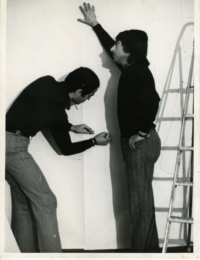Mario Ceroli e Pasquale Ribuffo alla Galleria de’ Foscherari, 1972, allestimento della mostra Geomanzia: studio sulla terra e classificazione secondo le forme e la teoria di Nicola da Cusa