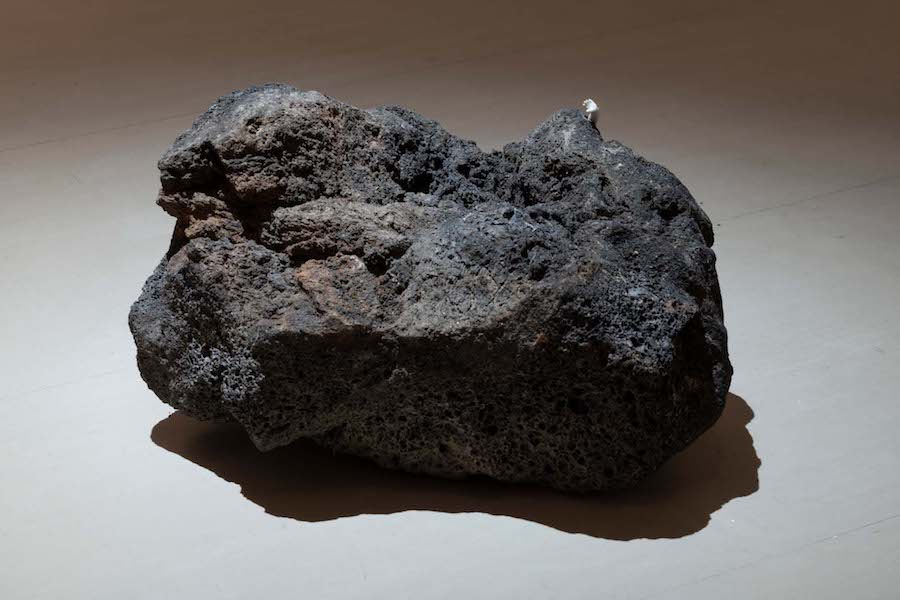 Giovanni Kronenberg, Senza Titolo, 2018, lava solidificata, porcellana, cm 20 x 25 x 27 ca. - z2o Sara Zanin Gallery, Roma, ph. Giorgio Benni
