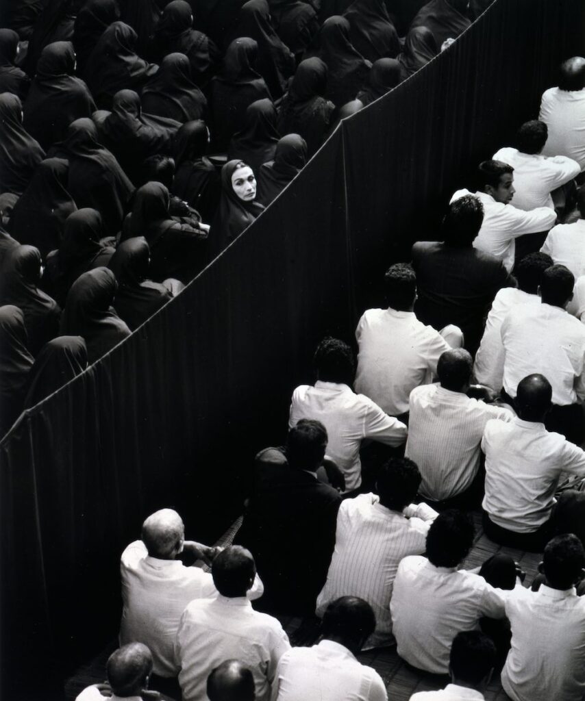 Al PAC di Milano un’ampia retrospettiva sull’artista iraniana Shirin Neshat che da oltre trent’anni fonde impegno politico e lirismo visivo. In “Body of Evidence” il corpo femminile - ferito, lacerato, violato - diventa il terreno di battaglia per una rivoluzione culturale che attraversa confini, identità e forme di potere.