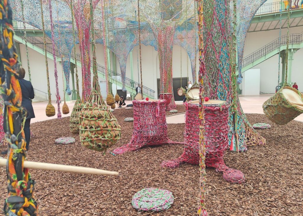 Spostamenti, connessioni e relazioni tra esseri umani e natura rese percepibili dall’artista brasiliano al Grand Palais.